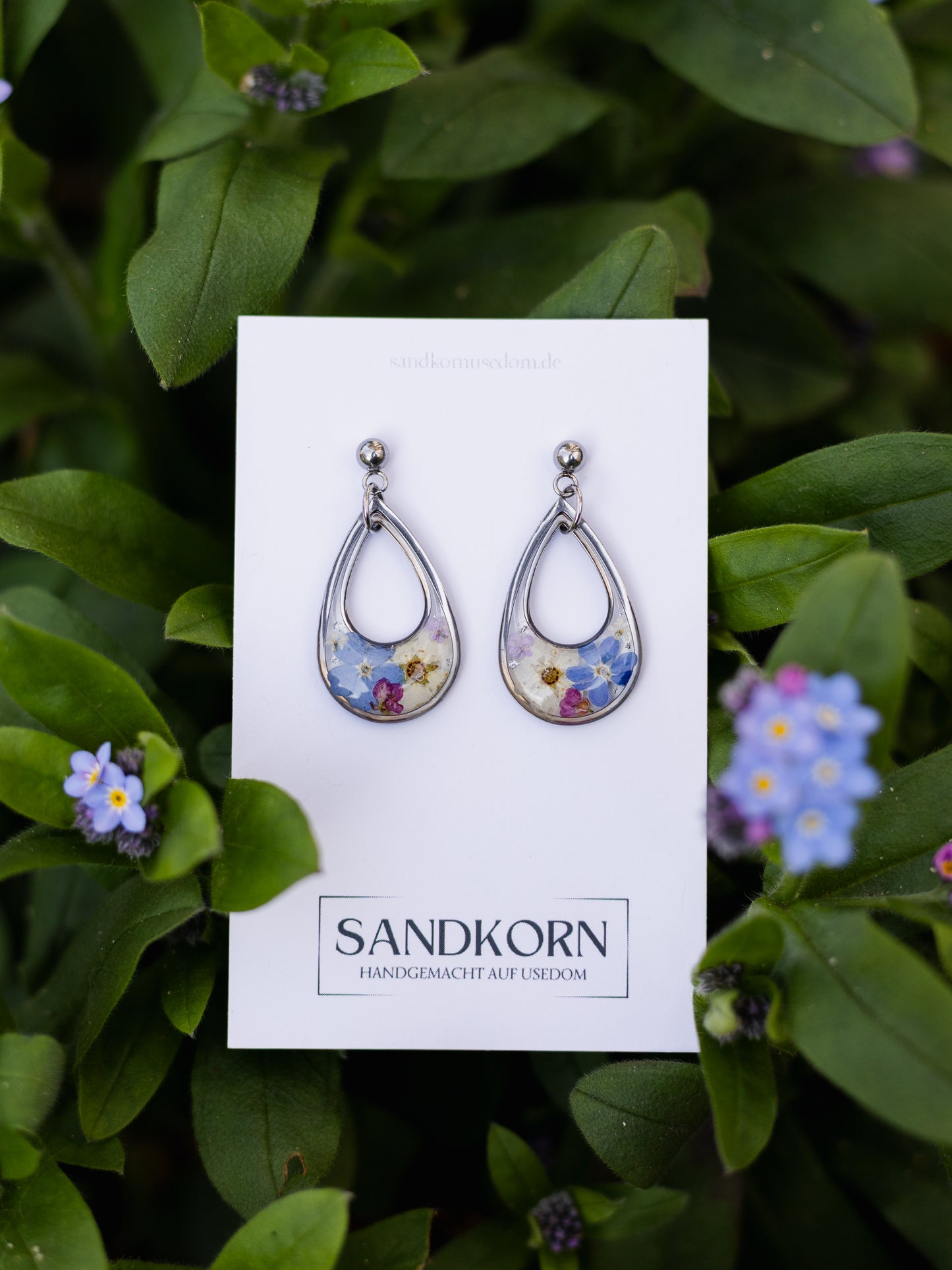 Handgemachte Ohrringe mit echten Blüten | Geschenke zum Muttertag | Sandkorn Usedom | Usedom Schmuck