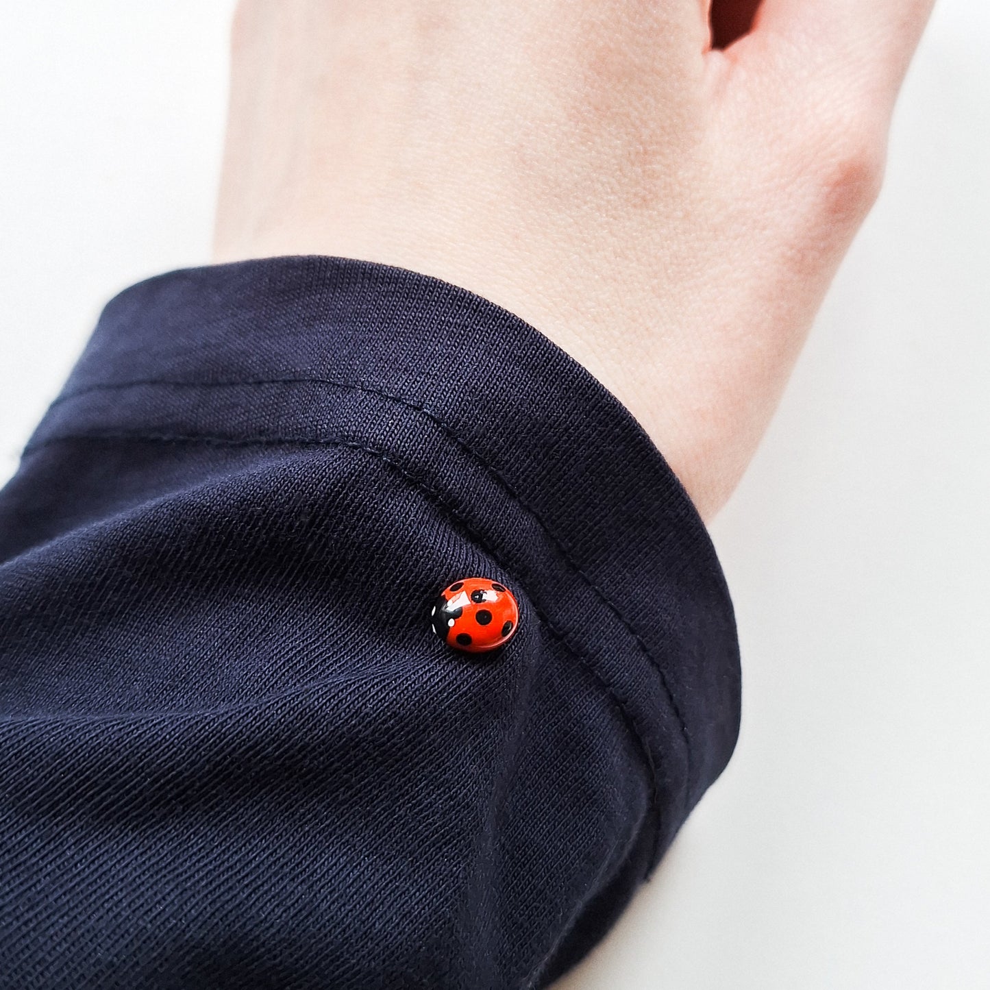 Realistischer Marienkäfer Pin, Marienkäfer Brosche, Anstecknadel, handgemacht aus Fimo, kleiner Glücksbringer als Geschenkidee, Geschenk zum Muttertag, kleines Geschenk, kleine Aufmerksamkeit, Usedom Schmuck, Ostsee Geschenk, Partner Geschenkidee, Paar Schmuck, Brautjungfern Schmuck Brosche, Geschenk für Hochzeitsgäste, Hochzeit Gastgeschenke, Made in Germany, handgefertigt an der Ostsee, Beste Freundin Geschenk, Freundschaft Geschenk, Freundschaftsarmband - Sandkorn Usedom