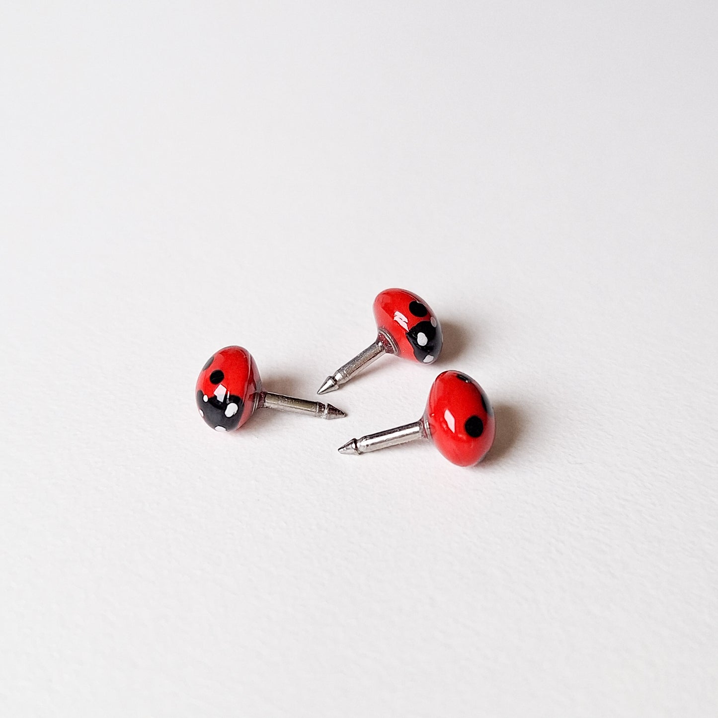 Realistischer Marienkäfer-Pin