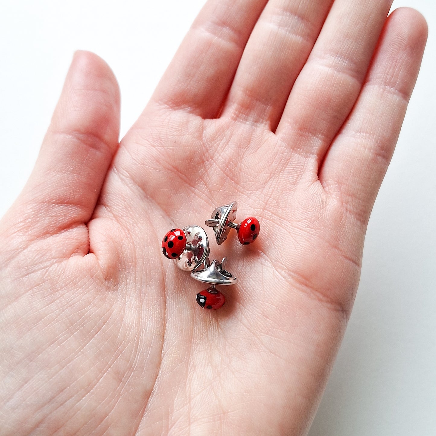 Realistischer Marienkäfer Pin, Brosche, Anstecknadel, handgemacht aus Fimo - Sandkorn Usedom