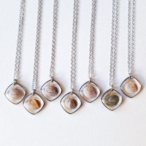 Naszyjnik z muszlą w kształcie serca - srebrny