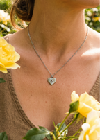 Dezente Halskette mit Herz und echten Blüten | Schmuck mit Pflanzen