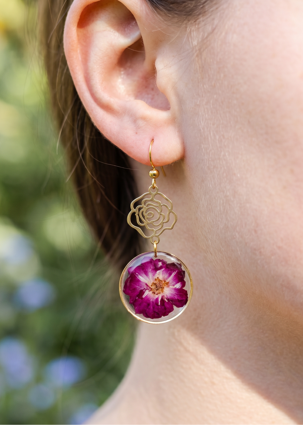Ohrringe mit echten Rosen - SANDKORN Usedom | Naturschmuck | Schmuck mit Pflanzen | Allergiefreundliche Ohrringe | Chirurgenstahl Ohrringe