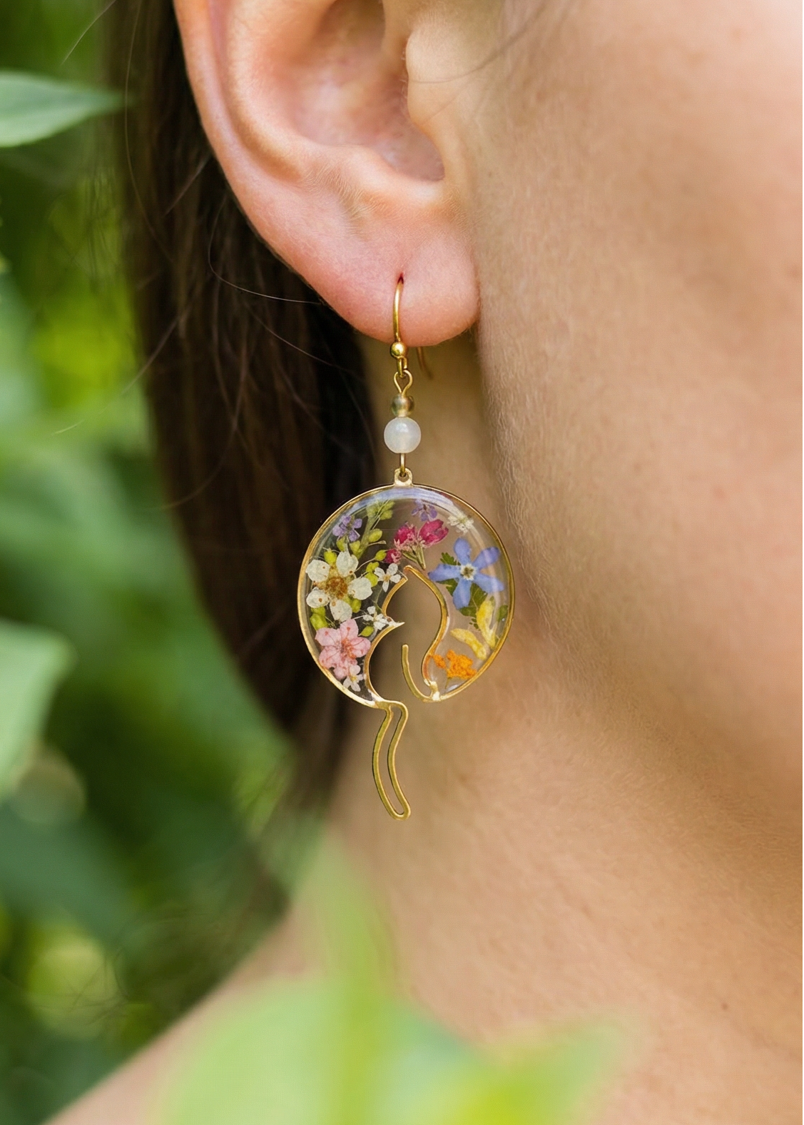 Ohrringe mit Katze im Garten und Edelsteinperlen | Naturschmuck | Ohrringe aus Epoxidharz | Nickelfreier Schmuck | Statement-Ohrringe | Usedom Schmuck