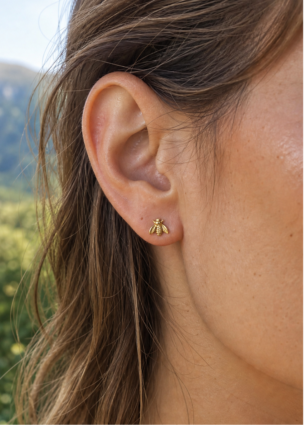 Niedliche Gold Filled Ohrstecker mit Biene oder Halbmond | Usedom Schmuck | Nickelfreie Ohrstecker | Bienen Ohrringe | Alltagsohrringe