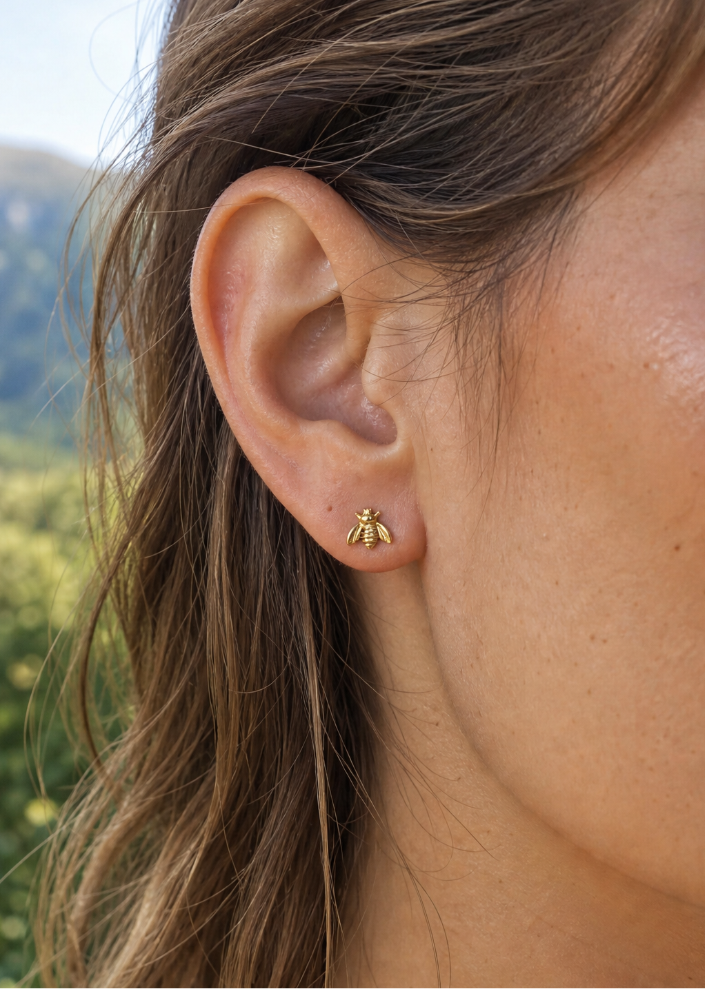 Niedliche Gold Filled Ohrstecker mit Biene oder Halbmond | Usedom Schmuck | Nickelfreie Ohrstecker | Bienen Ohrringe | Alltagsohrringe