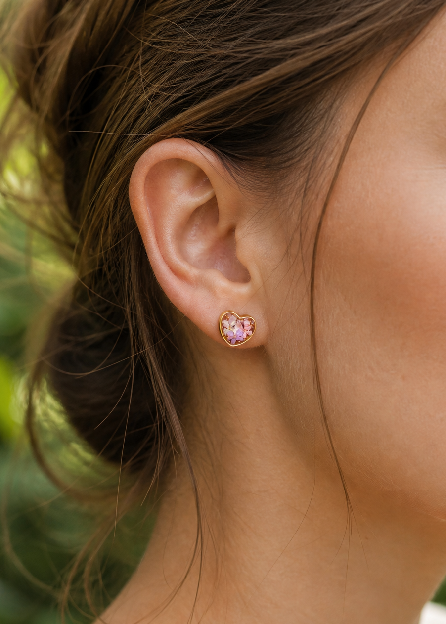 Winzige Herz-Ohrstecker mit echten Blüten | Usedom Schmuck | Chirurgenstahl Ohrringe | Ohrringe für Kinder | Ohrstecker Kinder | Gesundheitsstecker | Handgemachter Schmuck | Pflanzenschmuck | Naturschmuck | Ohrstecker für Alltag