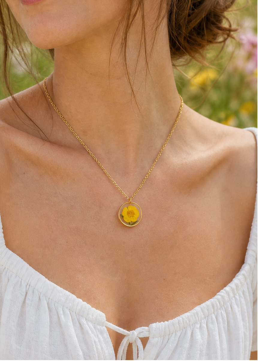 Dezente Halskette mit echten Blüten | Naturschmuck mit echten Pflanzen | Halskette mit Butterblume | PVD Vergoldung | Usedom Schmuck