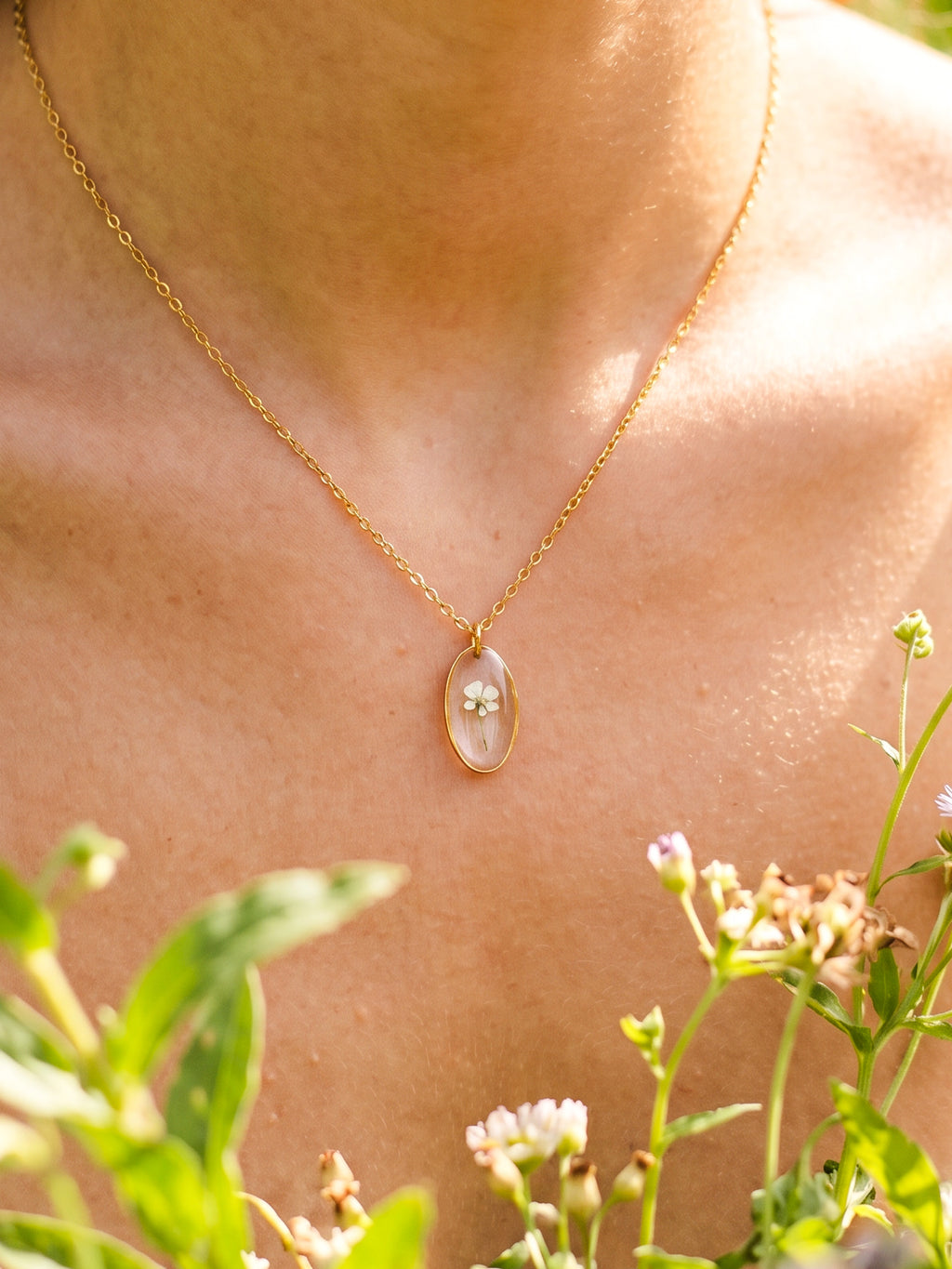 Dezente Halskette mit winziger Blüte | Naturschmuck von Usedom | Schmuck mit echten Pflanzen | Blumen Halskette | Usedom Schmuck | PVD Schmuck | Sandkorn Usedom
