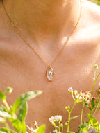 Dezente Halskette mit winziger Blüte | Naturschmuck von Usedom | Schmuck mit echten Pflanzen | Blumen Halskette | Usedom Schmuck | PVD Schmuck | Sandkorn Usedom