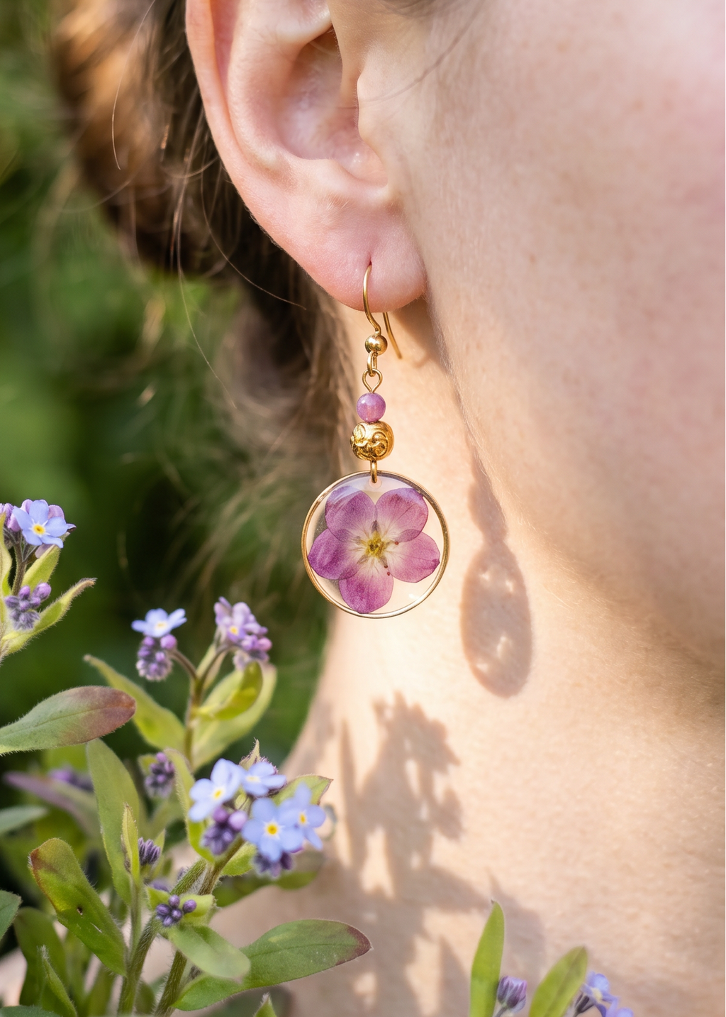 Ohrringe mit echten Blüten und Turmalinperlen - SANDKORN Usedom | Naturschmuck | Schmuck mit Pflanzen | Allergiefreundliche Ohrringe | Chirurgenstahl Ohrringe
