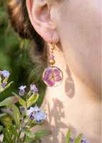 Ohrringe mit echten Blüten und Turmalinperlen - SANDKORN Usedom | Naturschmuck | Schmuck mit Pflanzen | Allergiefreundliche Ohrringe | Chirurgenstahl Ohrringe
