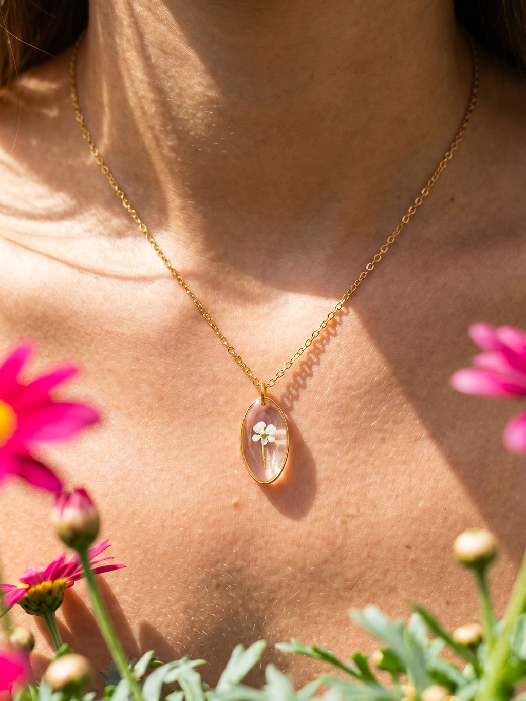 Dezente Halskette mit winziger Blüte | Naturschmuck von Usedom | Schmuck mit echten Pflanzen | Blumen Halskette | Usedom Schmuck | PVD Schmuck | Sandkorn Usedom