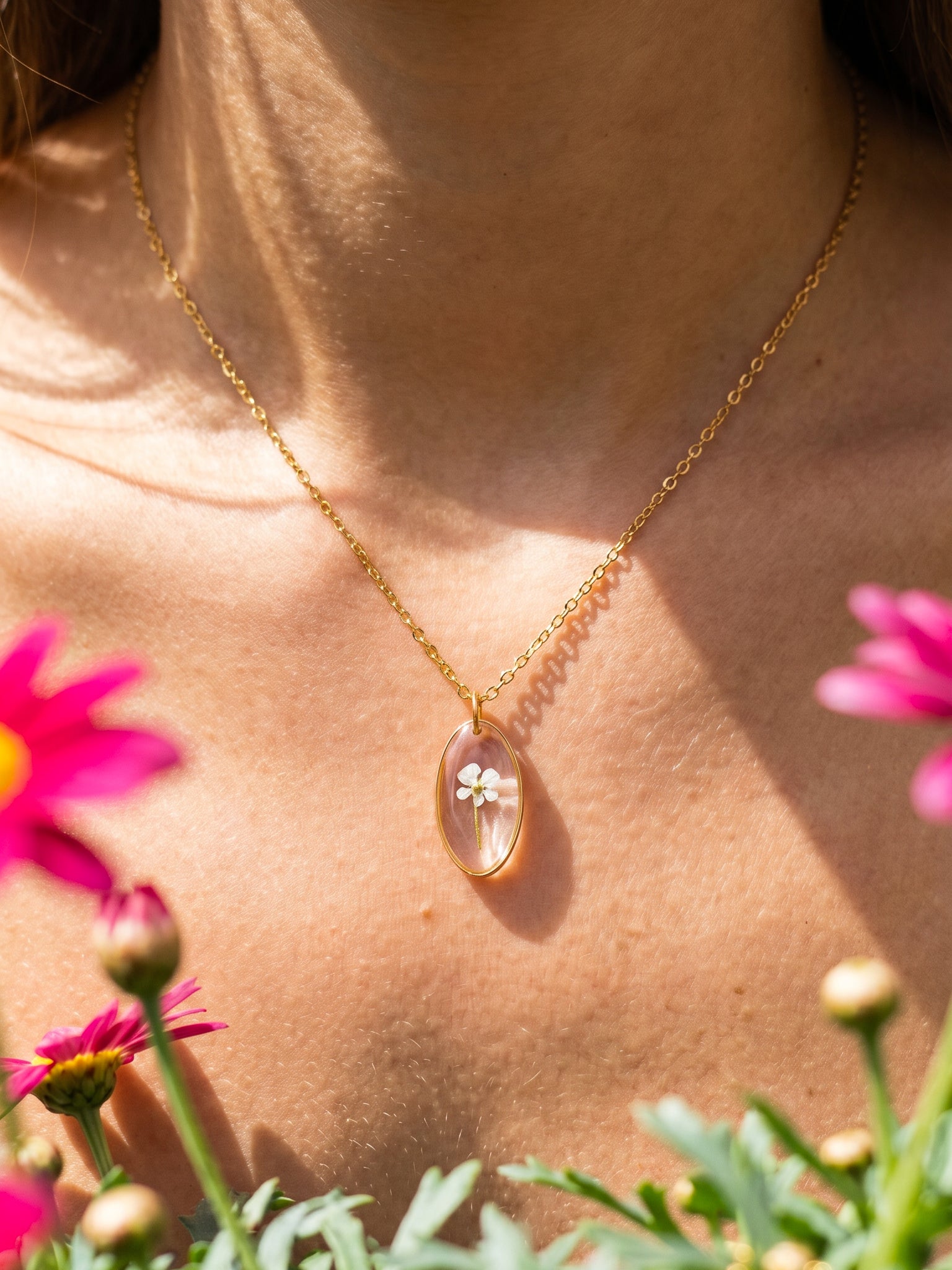 Dezente Halskette mit winziger Blüte | Naturschmuck von Usedom | Schmuck mit echten Pflanzen | Blumen Halskette | Usedom Schmuck | PVD Schmuck | Sandkorn Usedom