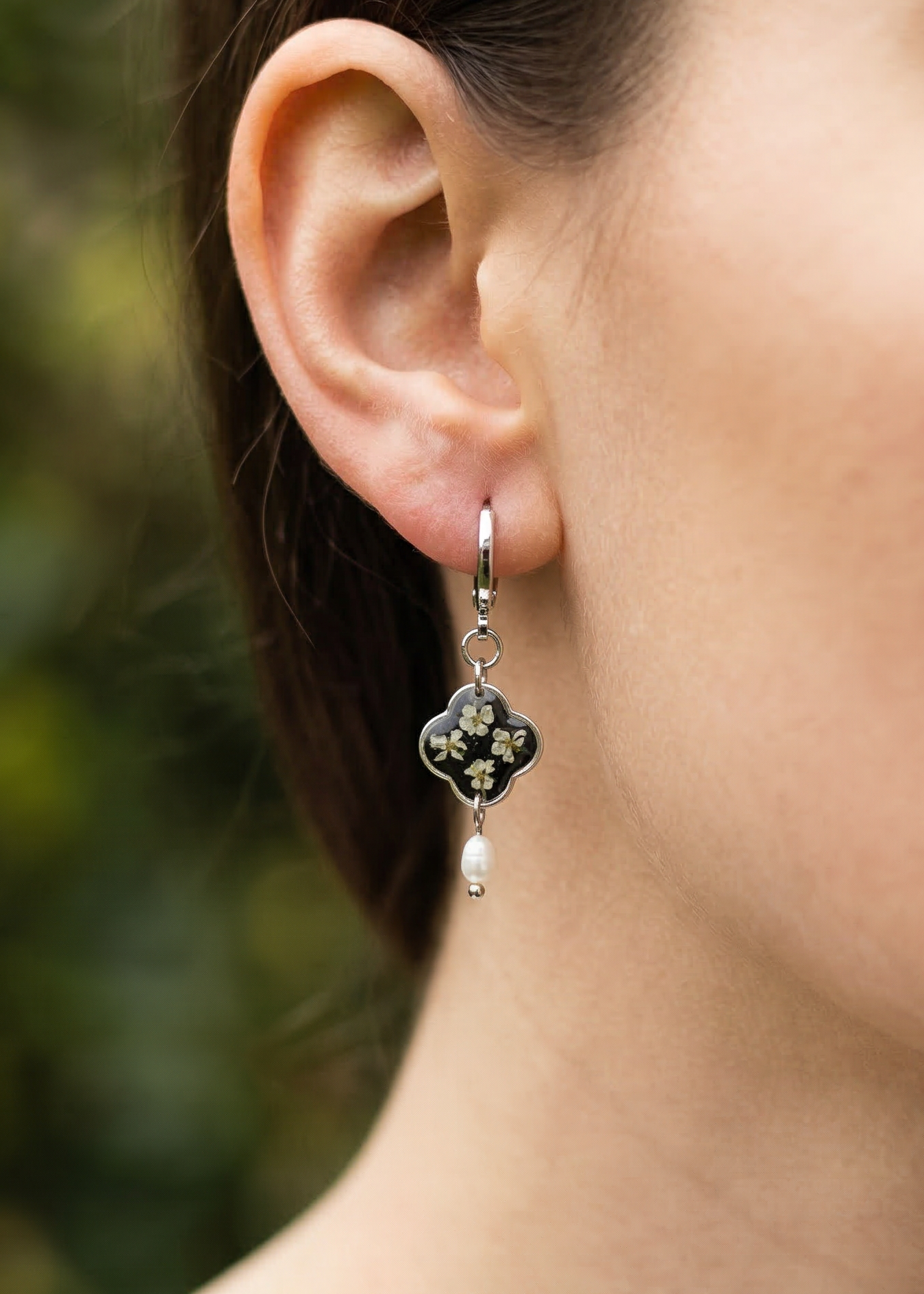Elegante schwarze Ohrringe mit echten Blüten und Süßwasserperlen | Usedom Schmuck | Brautschmuck | Nickelfreie Ohrringe | Allergieschmuck | Naturschmuck