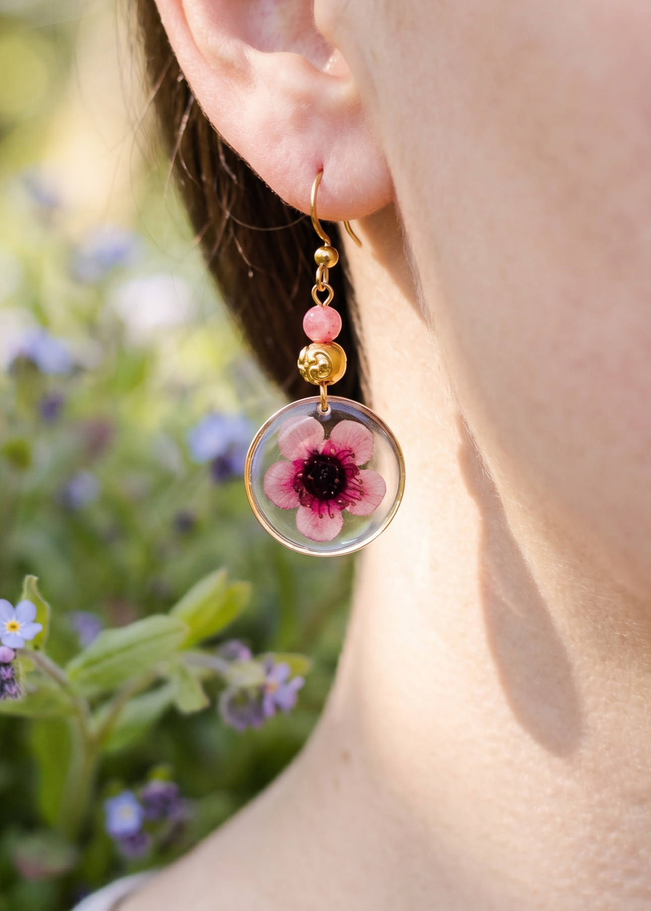 Ohrringe mit Manuka-Blüten und Jadeperlen - SANDKORN Usedom | Naturschmuck | Schmuck mit Pflanzen | Allergiefreundliche Ohrringe | Chirurgenstahl Ohrringe