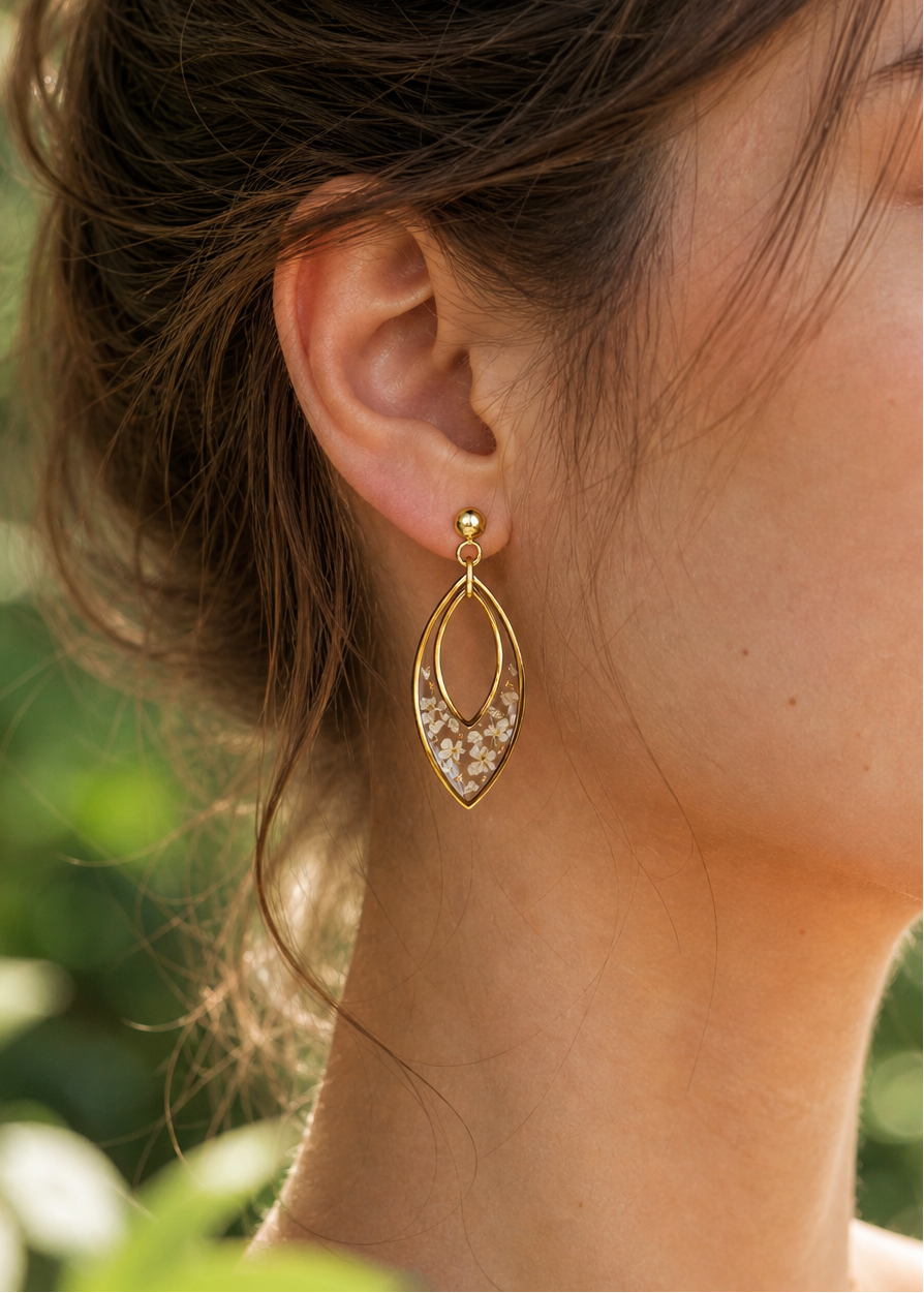 Romantische Ohrringe mit echten weißen Blüten | Schmuck mit Pflanzen | Brautohrringe | Hochzeitsschmuck | Ohrringe mit Blumen | Ohrringe für Hochzeit