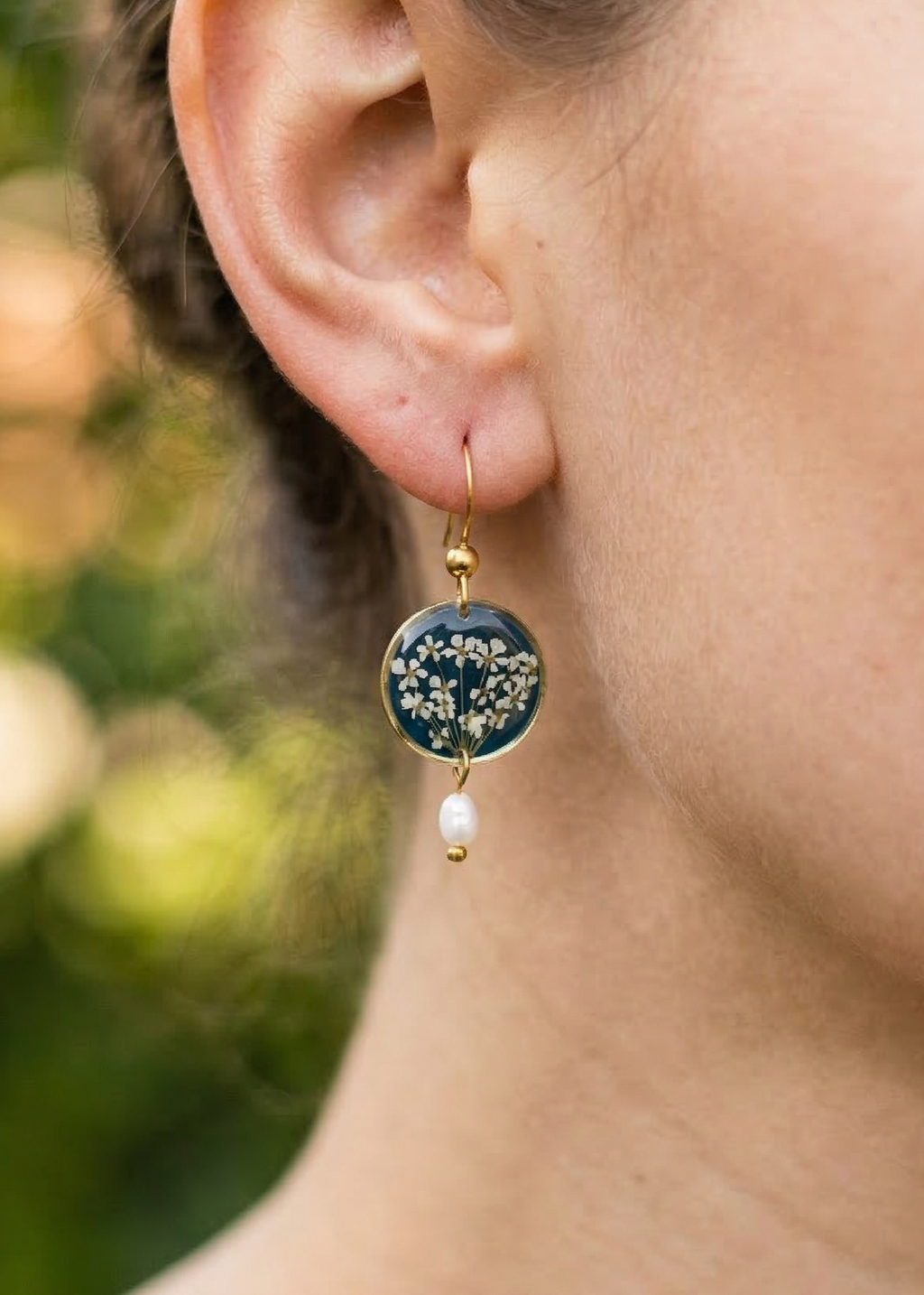 Ohrringe mit echten Blüten und Perlmuttperlen - SANDKORN Usedom 