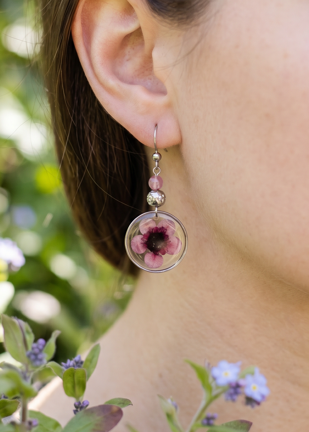 Ohrringe mit Manuka-Blüten und Jadeperlen - SANDKORN Usedom | Naturschmuck | Schmuck mit Pflanzen | Allergiefreundliche Ohrringe | Chirurgenstahl Ohrringe