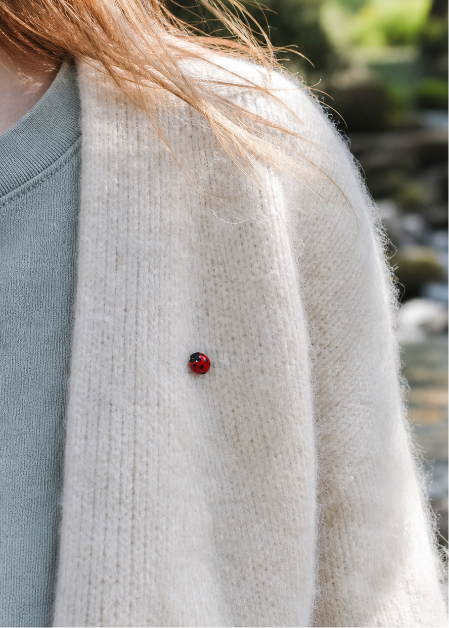 Realistischer Marienkäfer Pin, Marienkäfer Brosche, Anstecknadel, handgemacht aus Fimo, kleiner Glücksbringer als Geschenkidee, Geschenk zum Muttertag, kleines Geschenk, kleine Aufmerksamkeit, Usedom Schmuck, Ostsee Geschenk, Partner Geschenkidee, Paar Schmuck, Brautjungfern Schmuck Brosche, Geschenk für Hochzeitsgäste, Geschenk Kindertag, Hochzeit Gastgeschenke - Sandkorn Usedom