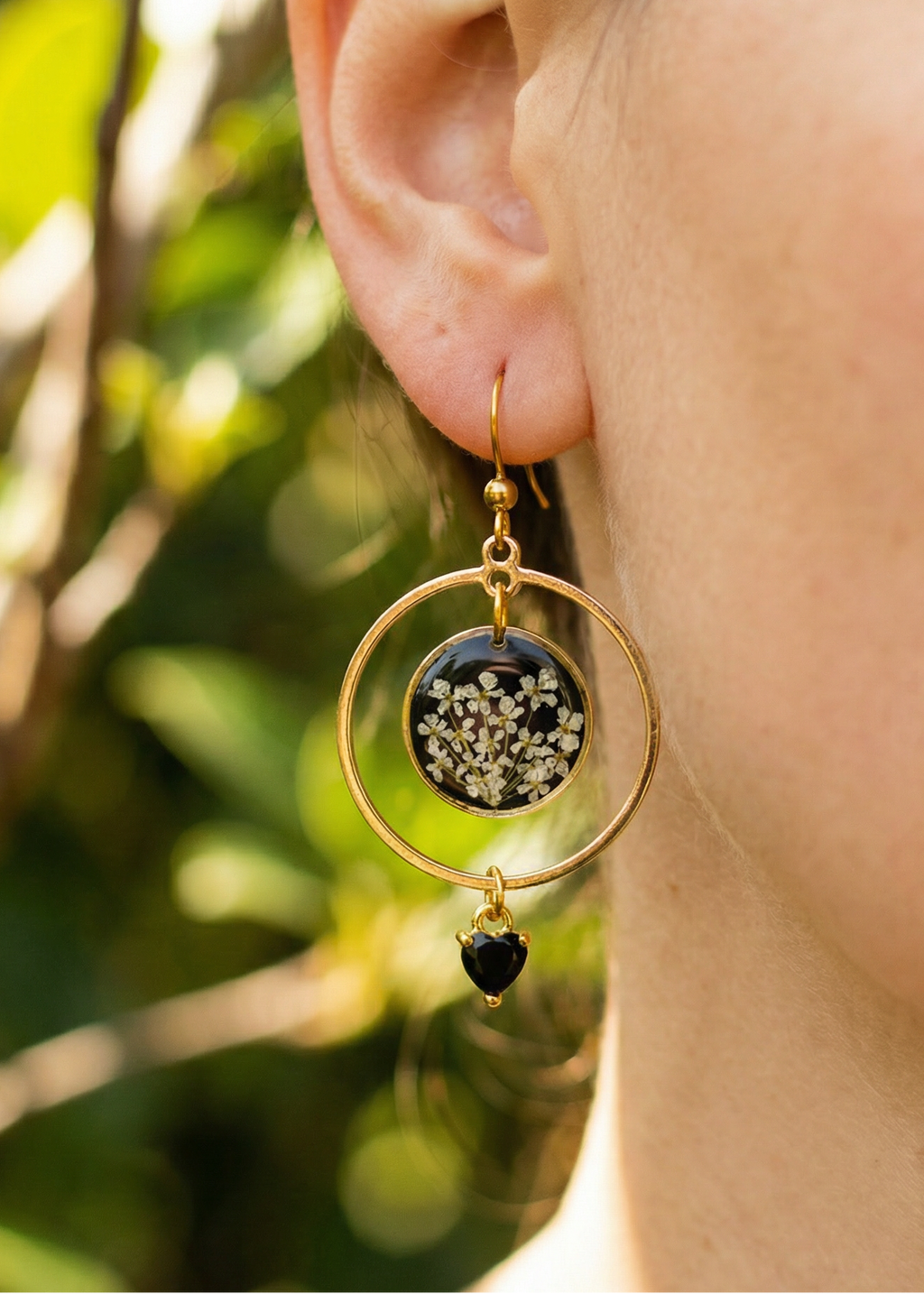 Einzigartige Ohrringe mit echten Blüten - SANDKORN Usedom | Blumenschmuck | Gothic Ohrringe | Witchy Jewelry | Schwarze Ohrringe