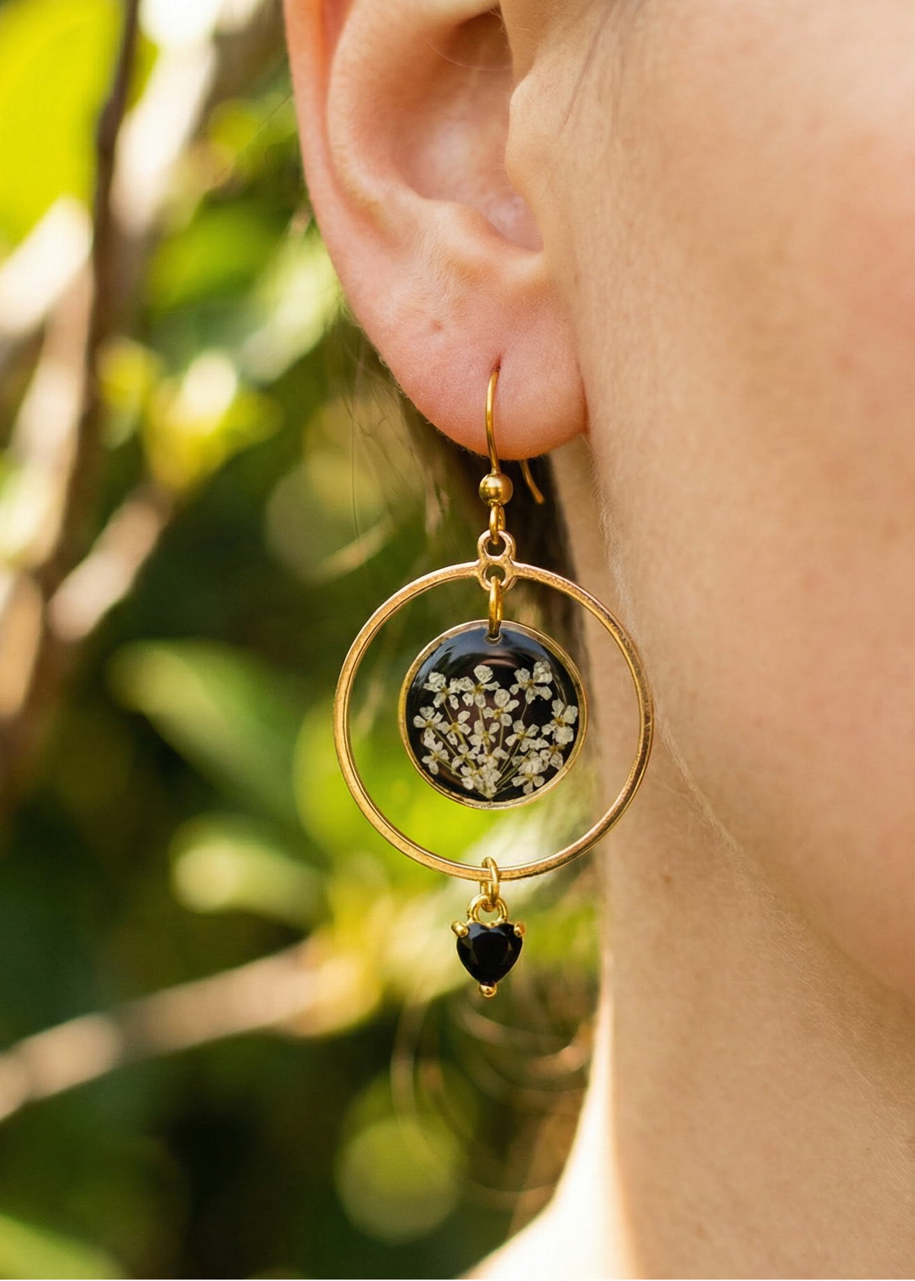 Einzigartige Ohrringe mit echten Blüten - SANDKORN Usedom | Blumenschmuck | Gothic Ohrringe | Witchy Jewelry | Schwarze Ohrringe