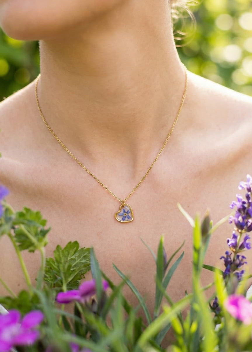 Dezente Halskette mit echter Vergissmeinnicht-Blüte | Epoxidharz-Schmuck | Naturschmuck