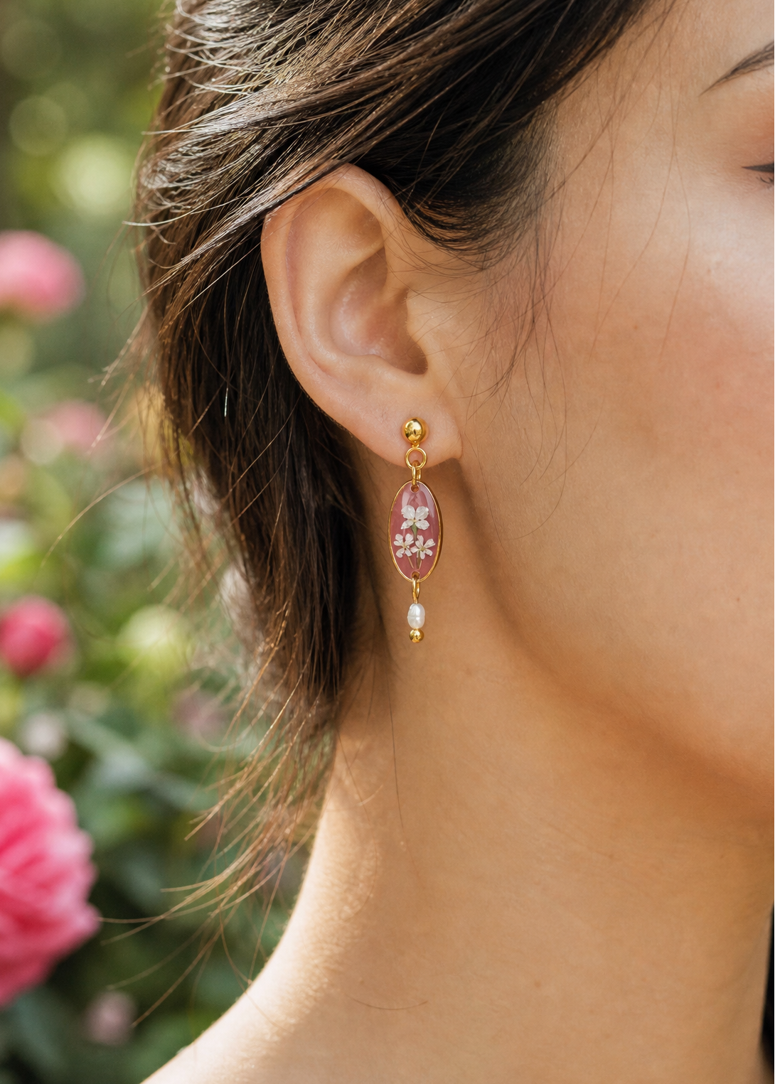Romantische Ohrringe mit Blüten und Süßwasserperlen | Usedom Schmuck | Sandkorn Usedom | Allergiefreundliche Ohrringe | Nickelfreier Schmuck | PVD-vergoldeter Schmuck | Bridgerton Ohrringe | Cottagecore Jewelry