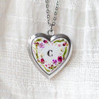 Silbernes Medaillon mit Buchstaben und echten Pflanzen | Usedom Schmuck