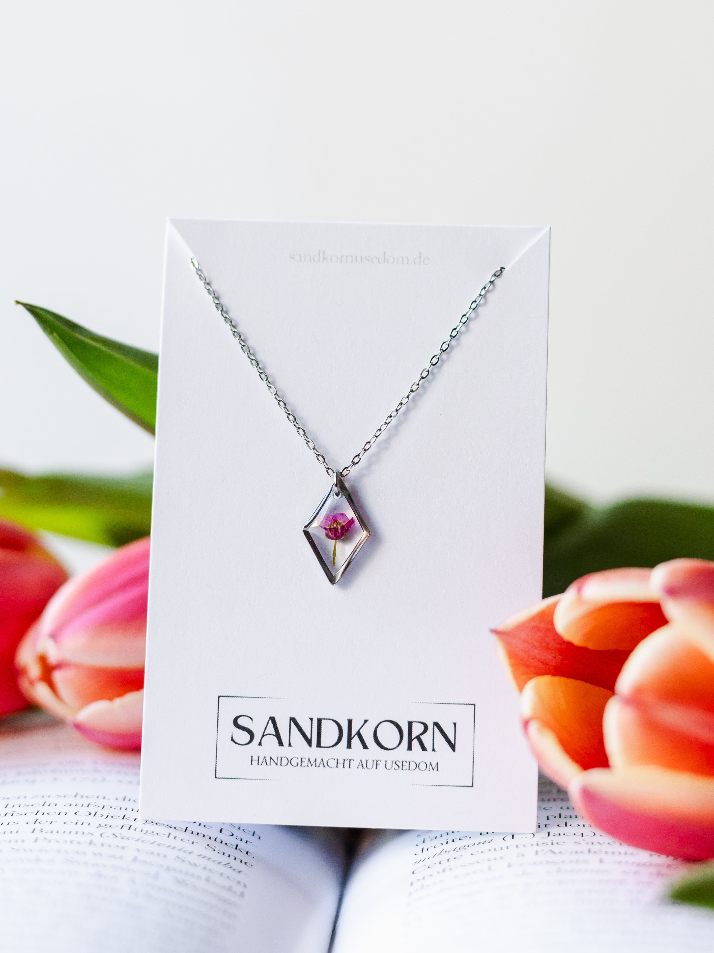 Silberne Halskette mit einer pinken Blüte | Sandkorn Usedom