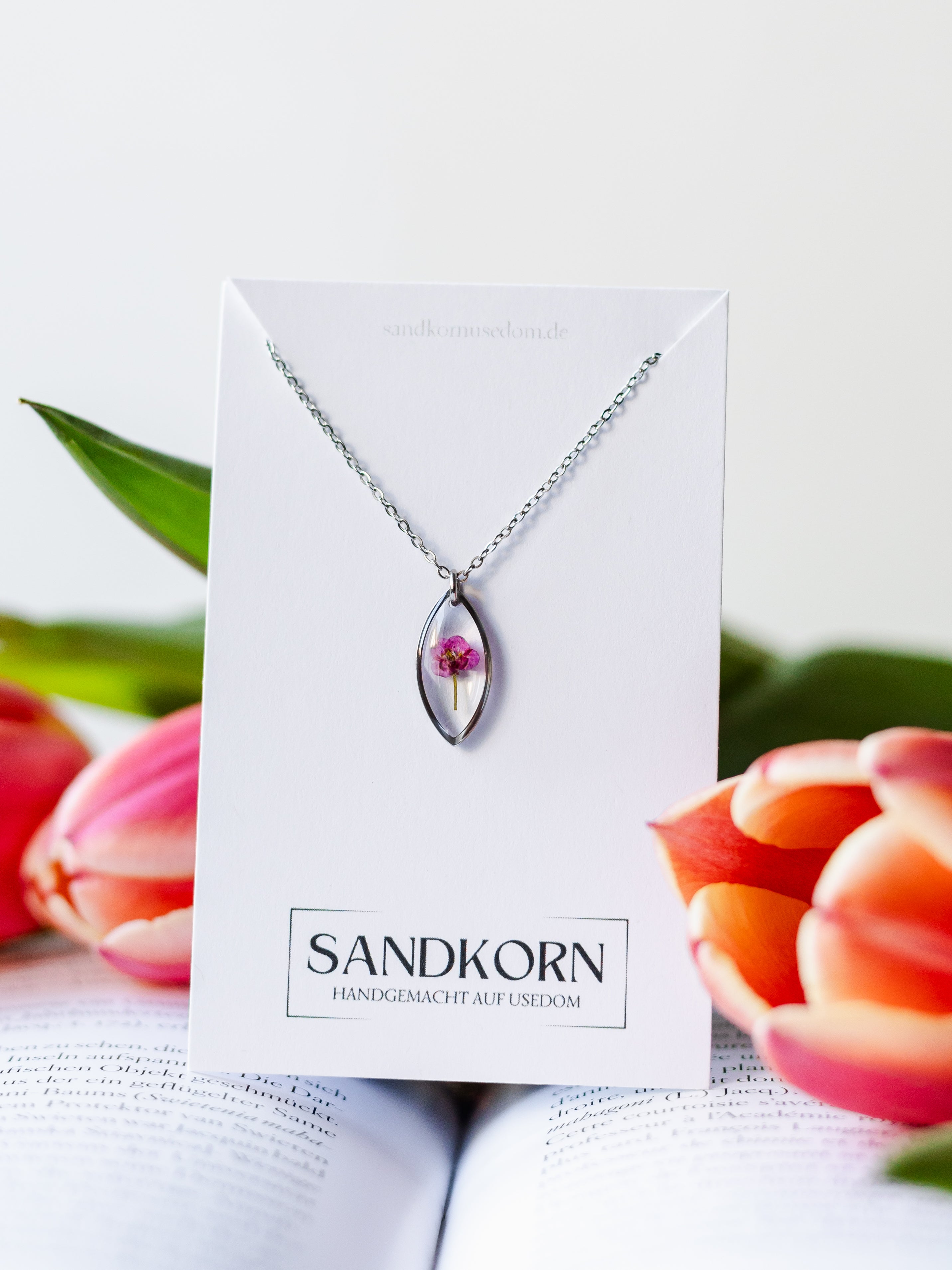 Silberne Halskette mit einer pinken Blüte | Epoxidharz Schmuck