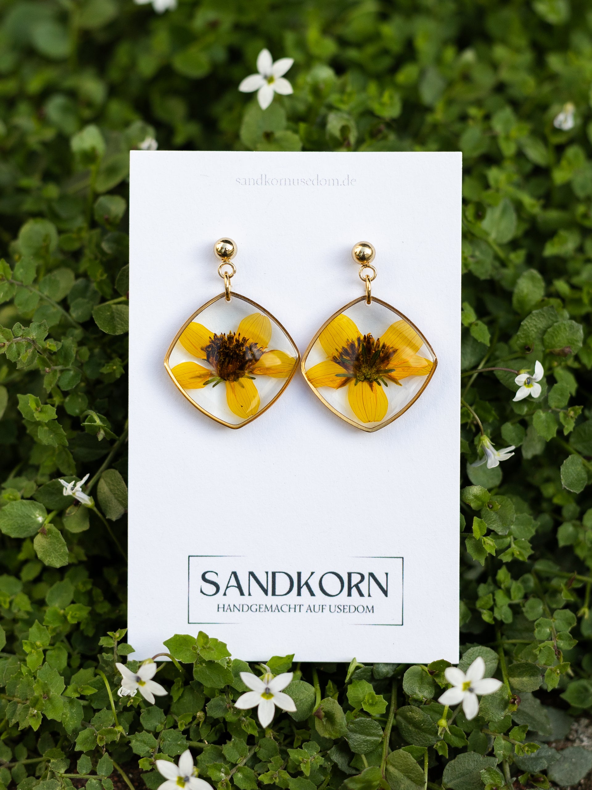 Earrings with pansies