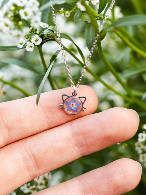 Naszyjnik z kotem i kwiatkiem