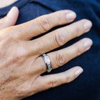 Drehbarer Ring mit Mond und Sternen