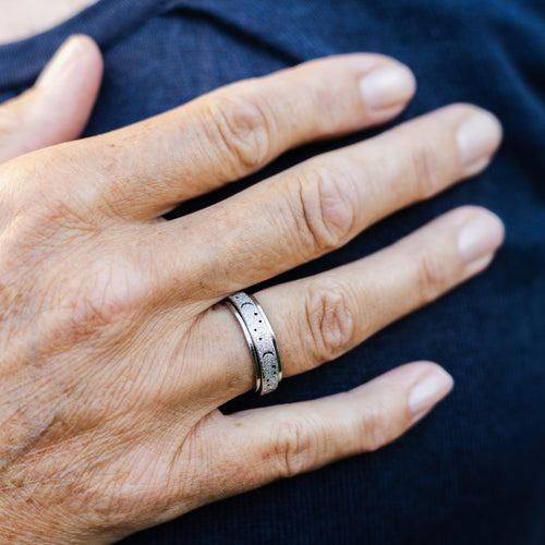 Obrotowy pierścień z księżycem i gwiazdami