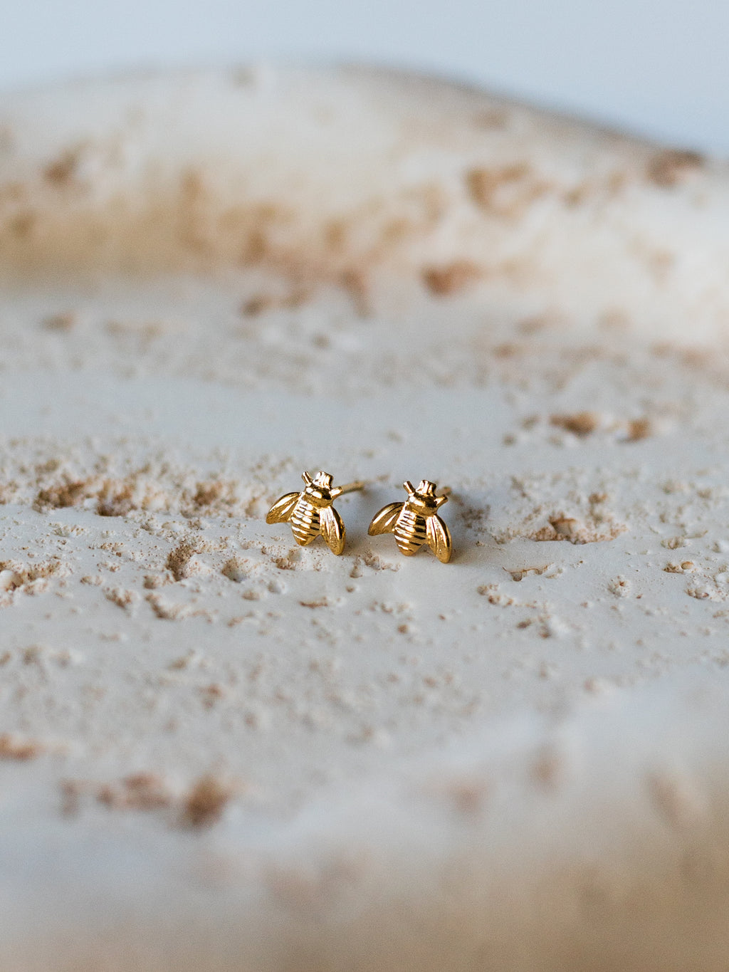 Gold Filled Ohrstecker mit Biene oder Halbmond | Usedom Schmuck