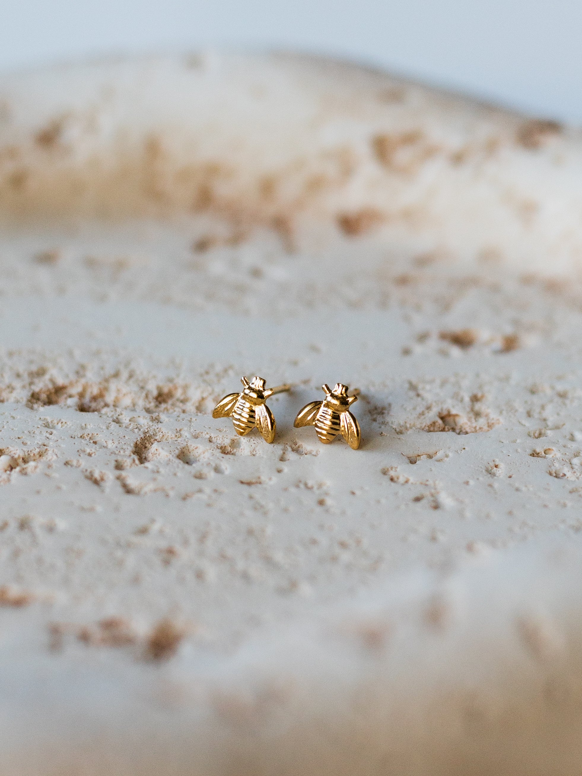 Gold Filled Ohrstecker mit Biene oder Halbmond | Usedom Schmuck