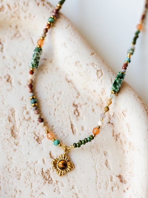 Naszyjnik z koralikami z kamieni szlachetnych i zawieszką