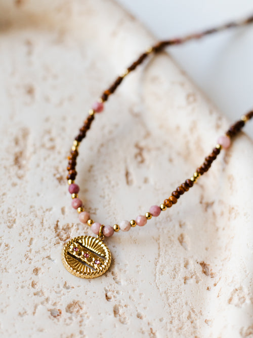 Naszyjnik z koralikami z kamieni szlachetnych i zawieszką