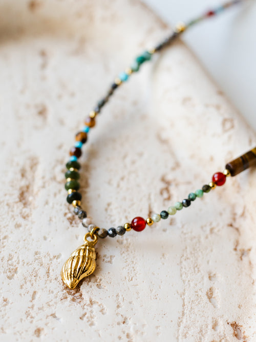 Naszyjnik z koralikami z kamieni szlachetnych i zawieszką
