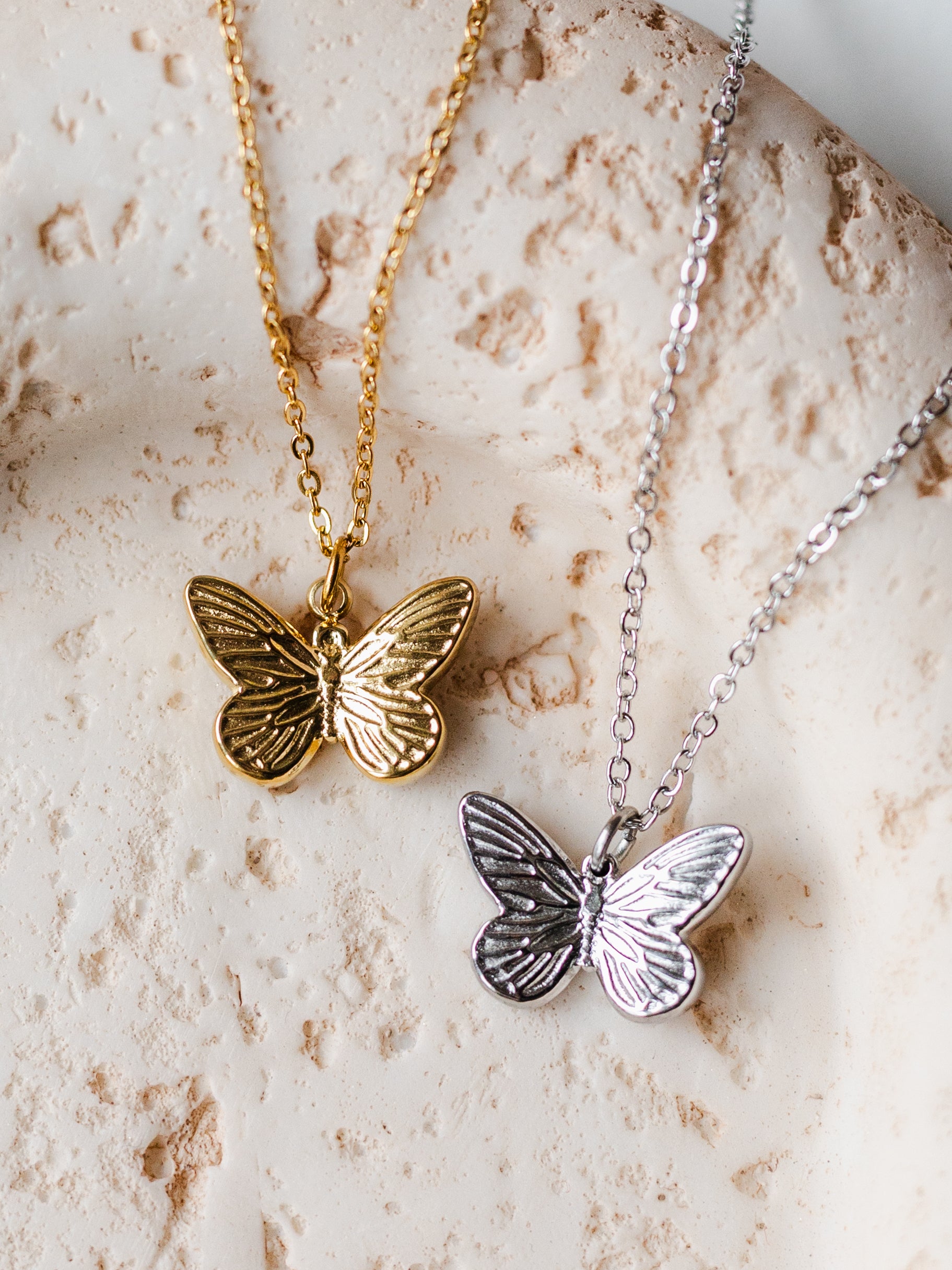 Halskette mit Schmetterling