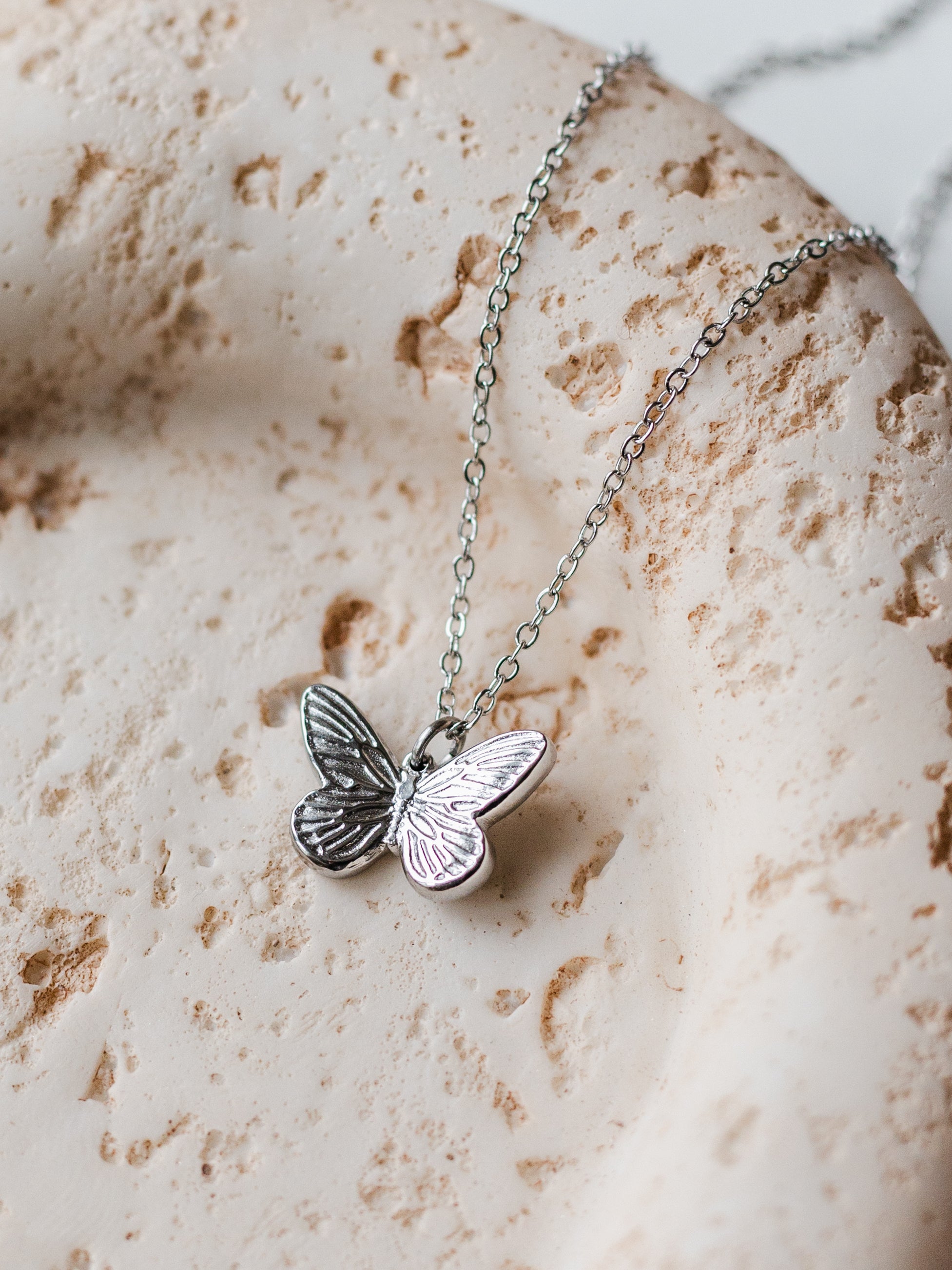Halskette mit Schmetterling