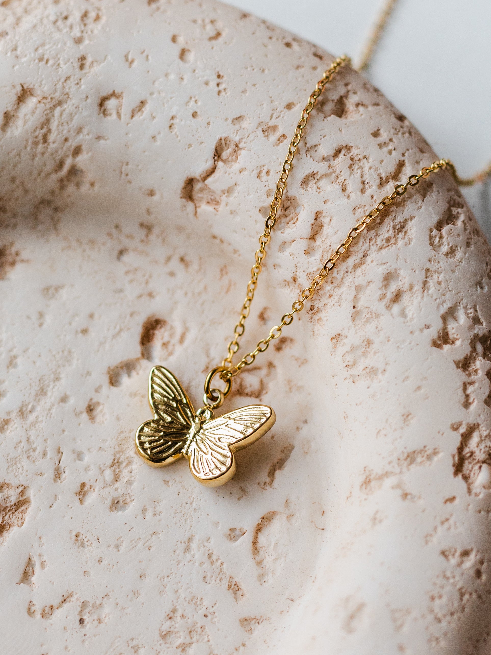 Halskette mit Schmetterling
