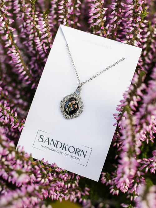 Necklace with rice flower