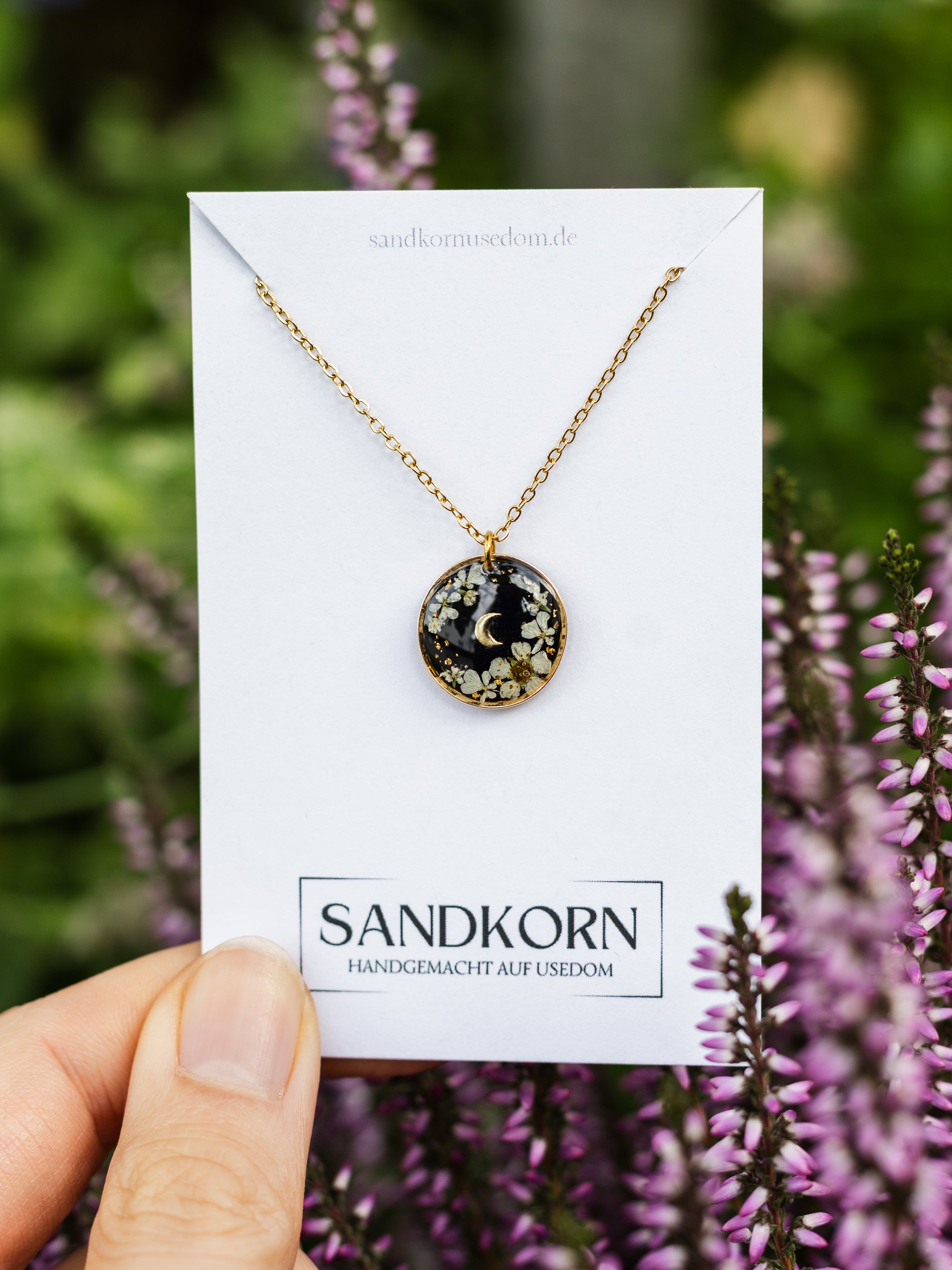 Halskette mit Mond, Spiere und Wilder Möhre | Epoxidharz-Schmuck