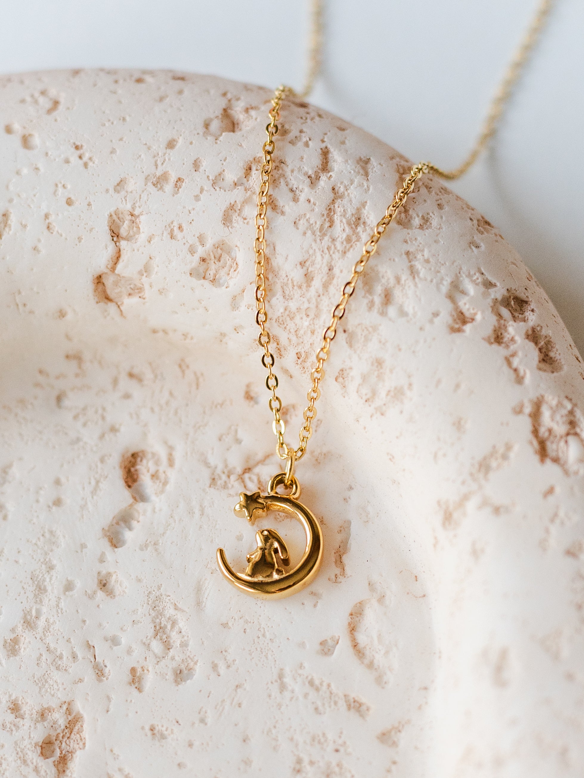 Vergoldete Halskette mit Hase und Mond | Schmuck für Kinder | Usedom Schmuck | Kinder Weihnachtsgeschenk