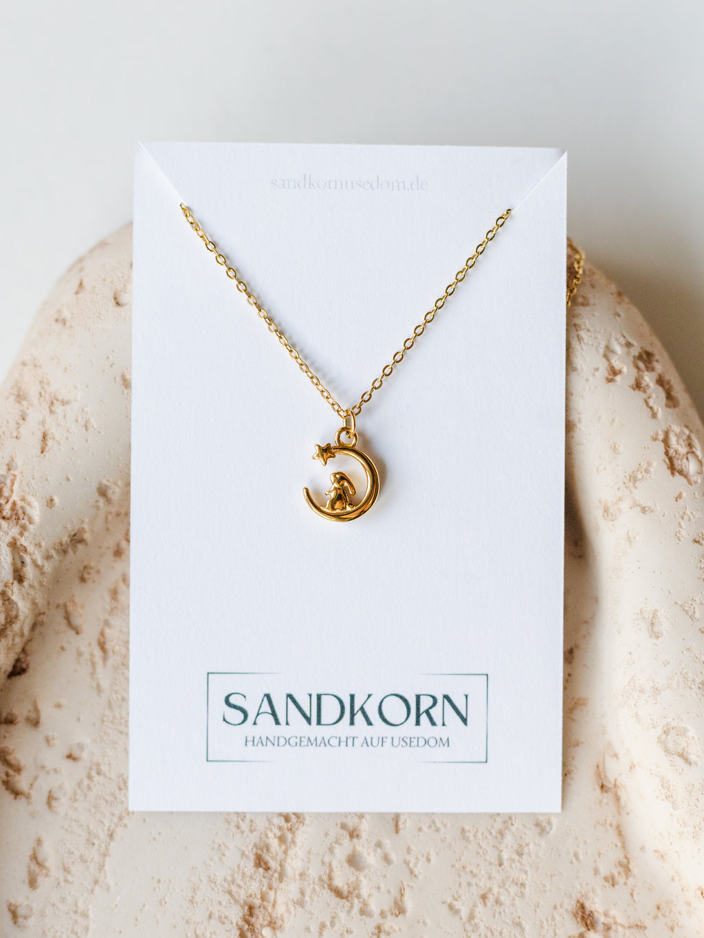 Goldene Halskette mit Hase und Mond | Kinderschmuck | Usedom Schmuck | Weihnachtsgeschenk