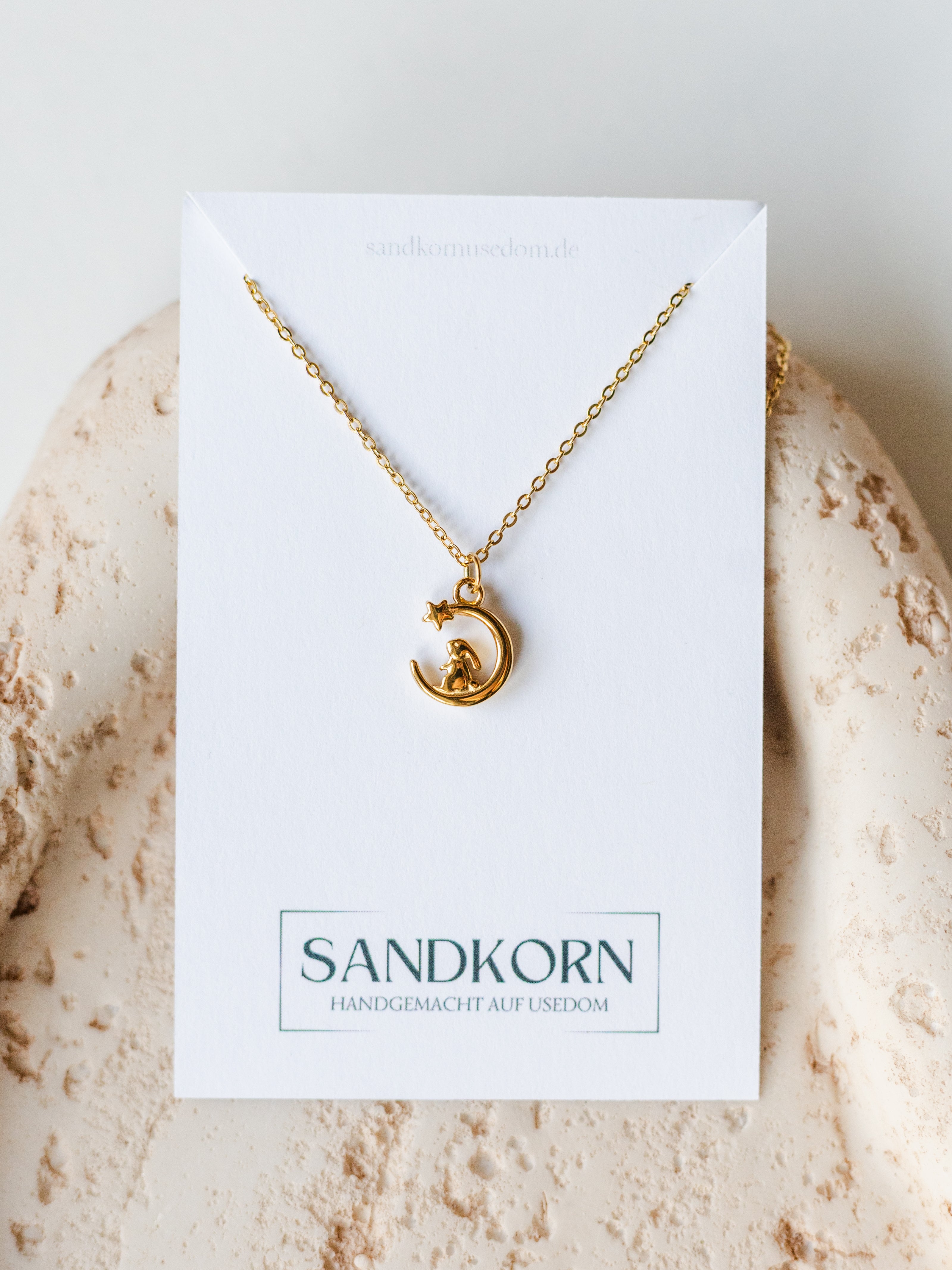 Goldene Halskette mit Hase und Mond | Kinderschmuck | Usedom Schmuck | Weihnachtsgeschenk