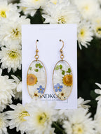 Ohrringe mit Margerite, Vergissmeinnicht, Spiere und Bubikopf