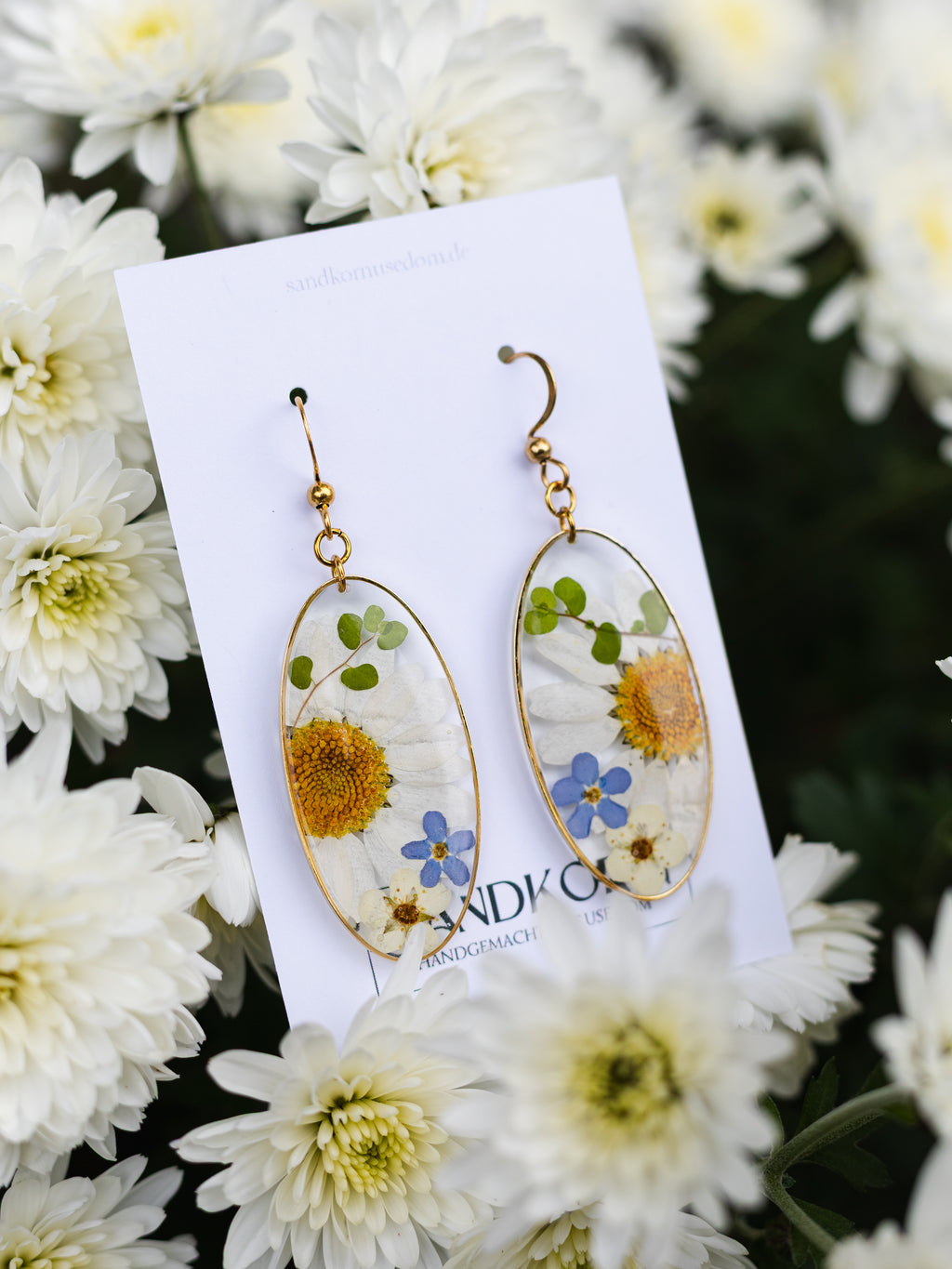 Ohrringe mit Margerite, Vergissmeinnicht, Spiere und Bubikopf